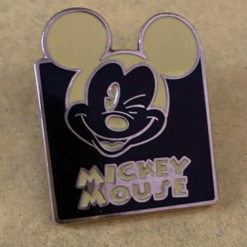 Walt Disney World "Mickey Expressions" pin (2013)